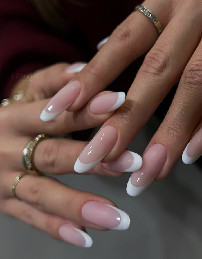 French manicure su unghie slim di Harmony Studio Nails